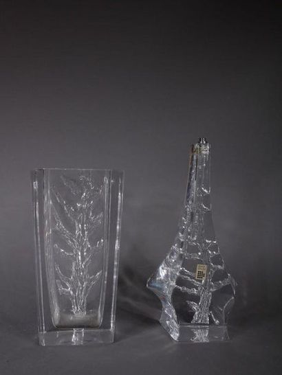 DAUM
	Un vase quadrangulaire et un pied de...