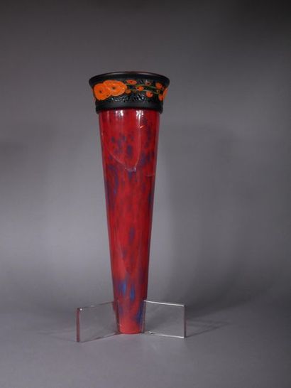 SCHNEIDER
	Vase conique à piètement tripode...