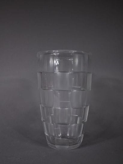 SCHNEIDER
	Vase en cristal à corps ovoïde...