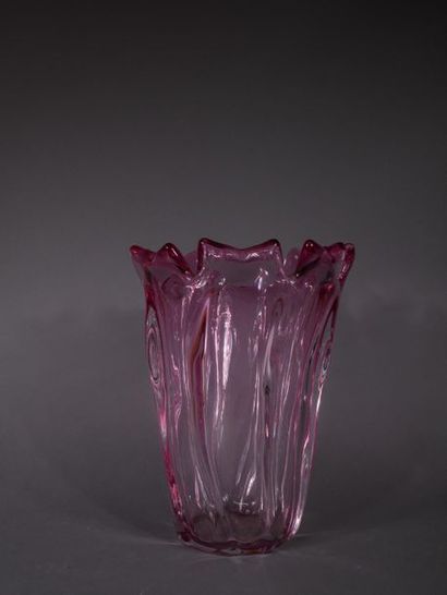 SCHNEIDER
	Vase en cristal rose à corps conique...