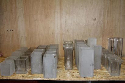 SCHNEIDER
	Lot de trente-cinq vases quadrangulaires...