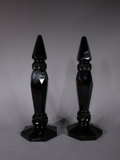 SCHNEIDER
	Deux obélisques en cristal noir...