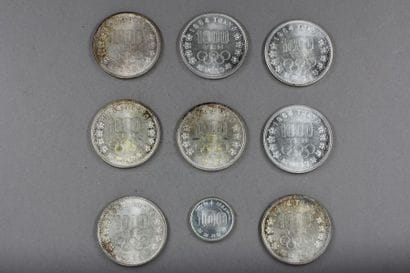 Huit pièces de 1000 yen et une pièce de 100...