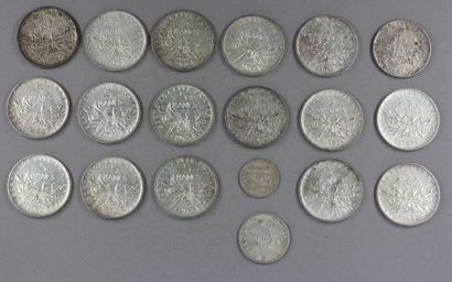 Seize pièces de 5 FF, une pièce de 2 FF,...