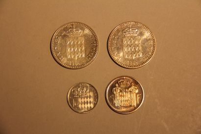 Deux pièces de 10 F 1966, une pièce de 5...