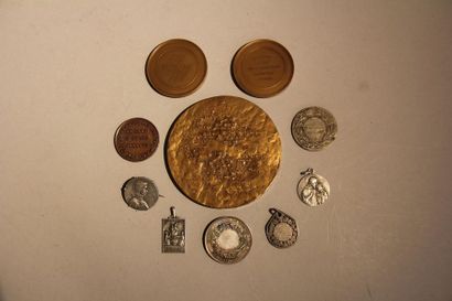 Lot de six médailles en bronze, métal dont...