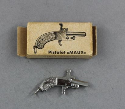 MAUS
Pistolet miniature en métal ciselé,...