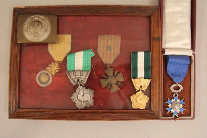 Lot de médailles militaires : croix de guerre,...