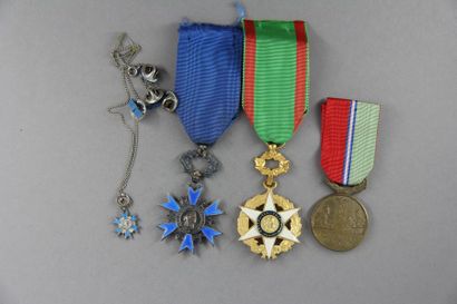 Lot : 
- médaille de chevalier de l'Ordre...