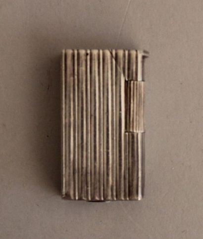 *DUNHILL, Paris
Briquet en argent 800°/°°...