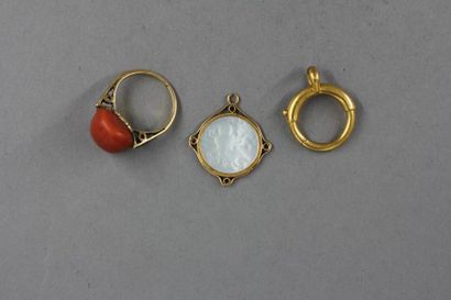 *Lot en or jaune 18k :
- bague sertie d'un...