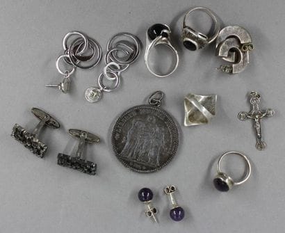 *Lot de bijoux en argent :
- Pendentif orné...