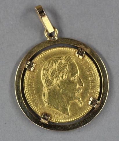 *Pendentif en or jaune 18k sertie d'une pièce...