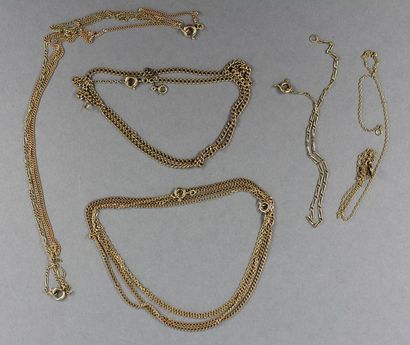 Cinq chaines de cou et un bracelet en or...