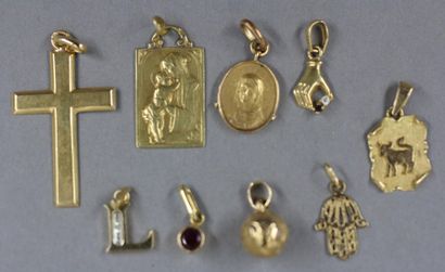 *Lot de huit pendentifs en or jaune 18K,...