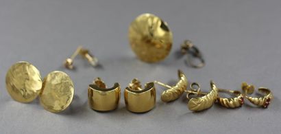 *Quatre paires de clous d'oreille et deux...
