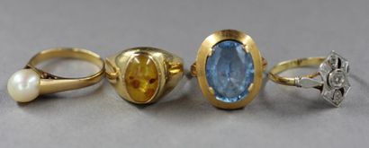 *Quatre bagues en or 18k serties de perle...