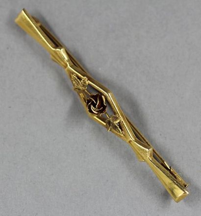 *Broche ligne en or jaune 18k ajourée à décor...
