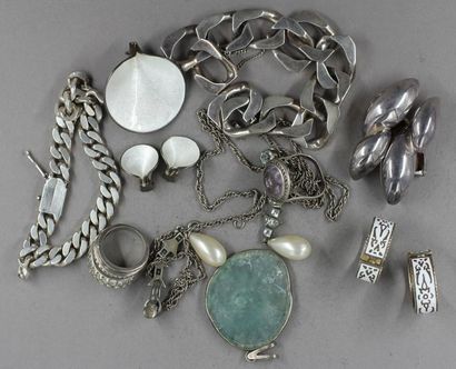 Lot de bijoux en argent :
- Deux gourmettes...