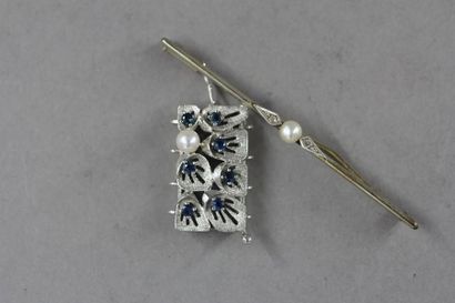 - Fermoir en or gris 18k, pierres bleues...