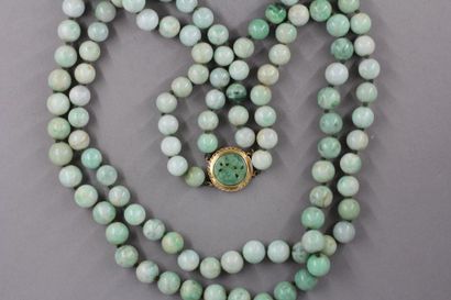 Collier double rangs de boulles en jadéite,...