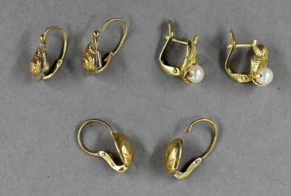 Trois paires de dormeuses en or jaune 18k...