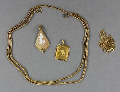 Deux chaines de cou et deux pendentifs en...