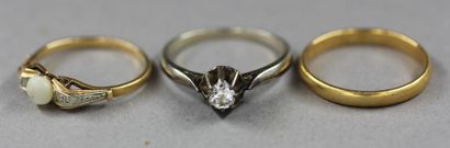 Lot de trois bagues en or 18k :
- alliance,...