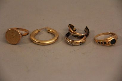 Lot en or jaune 18k :
- paire de clous d'oreille,...