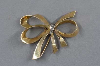 Broche nœud en or jaune 18k et argent 800°/°° sertie...