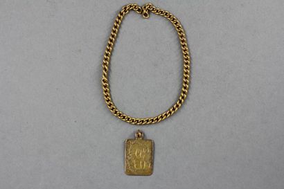 Chaine en or jaune (accidents) et pendentif...