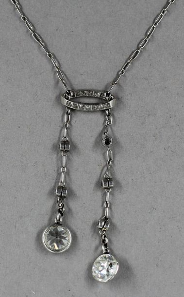 Collier négligé en platine, le centre décoré...