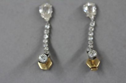 Paire de clous d'oreilles en or 18K et platine...