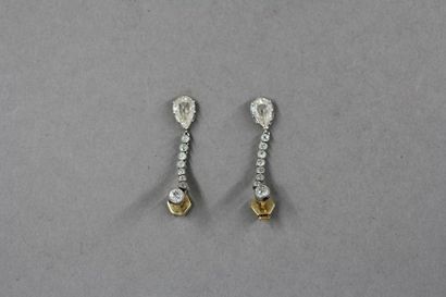 Paire de clous d'oreilles en or 18K et platine...