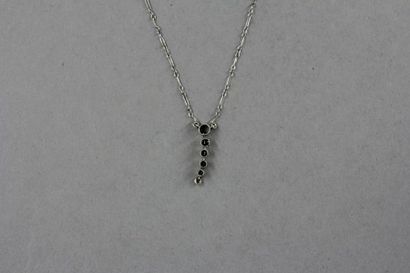 Chaine de cou à pendentif vertical en or...
