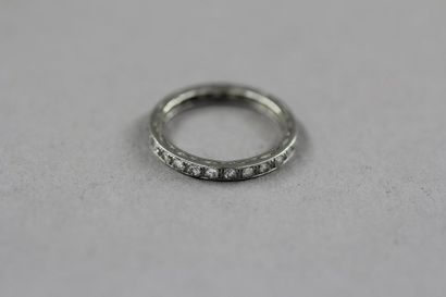 Alliance américaine en or gris 18k sertie...