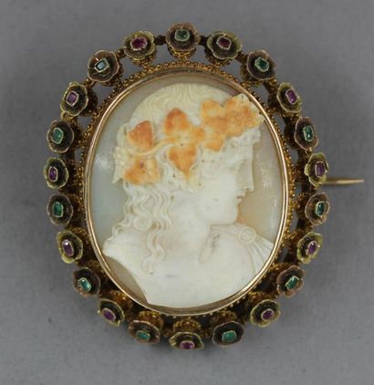 Broche en or jaune 18k ornée d'un camée coquillage...