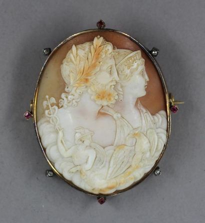 Broche en or jaune 18k ornée d'un camée coquillage...