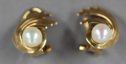 Paire de boucles d'oreille en or jaune 18k...