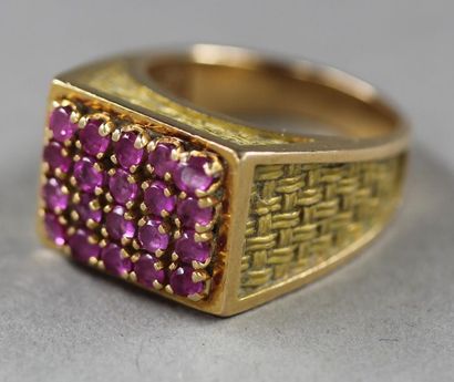 Bague en or jaune 18K ornée d'un pavage rectangulaire...