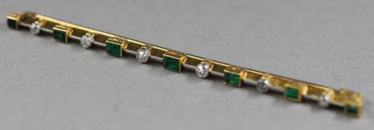 Broche ligne en or jaune 18k sertie de pierres...