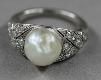 Bague en platine sertie au centre d'une perle...