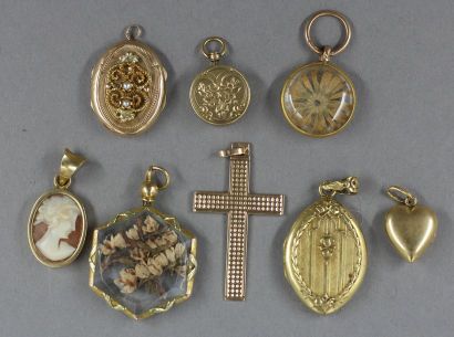 Lot de huit pendentifs en or jaune 18k, verre,...