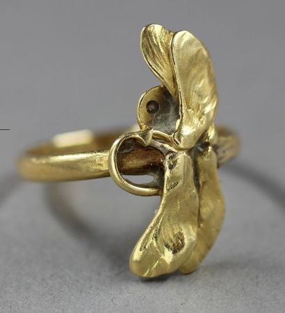 Bague en or jaune 18k à décor de feuillage,...