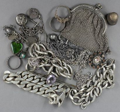 Lot de bijoux en argent :
- trois bracelets...