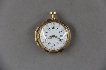 Montre de col trois ors 18k à décor en relief...