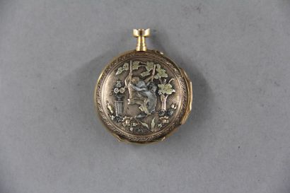 Montre de col trois ors 18k à décor en relief...