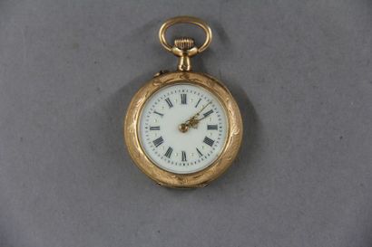 Montre de col en or jaune 18k à décor gravé...