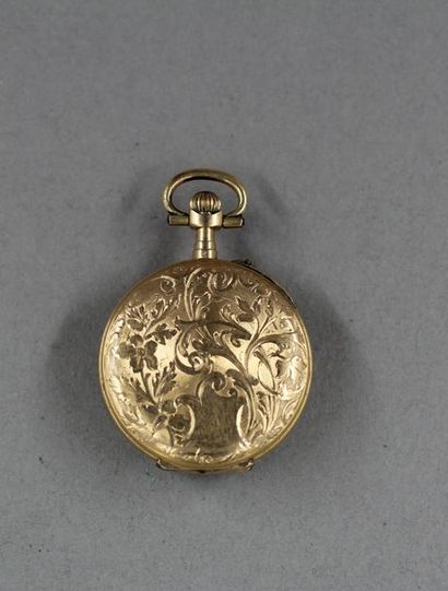Montre de col en or jaune gravée de feuillage,...