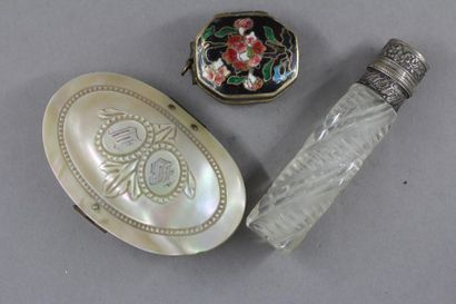 Lot :
- porte monnaies ovale en nacre
- pendentif...